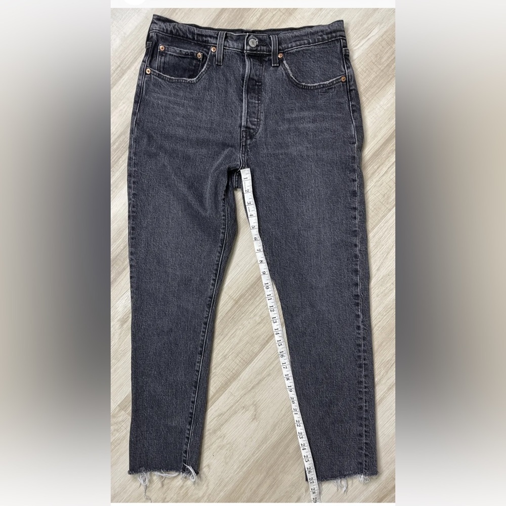 Levi's Women's 501 Skinny Jean in Light Wash Denim RAW HEM - Picture 3 of 7